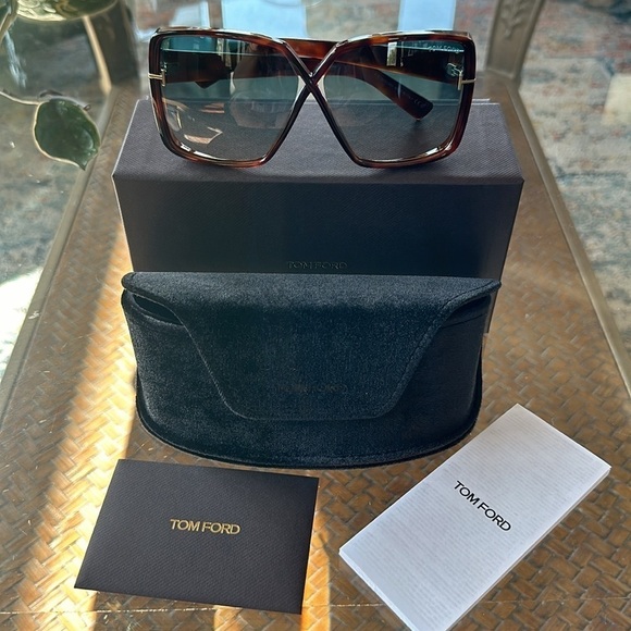 TOM FORD
YVONNE - SUNGLASSES new with case and box - Picture 7 of 12